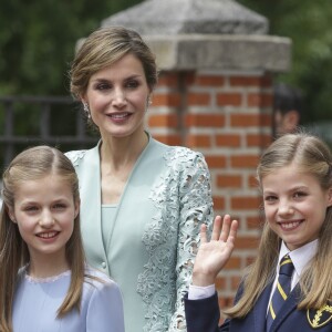 La reine Letizia d'Espagne et ses filles la princesse Leonor et l'infante Sofia lors de la première communion de l'infante Sofia d'Espagne, le 17 mai 2017 à Madrid.