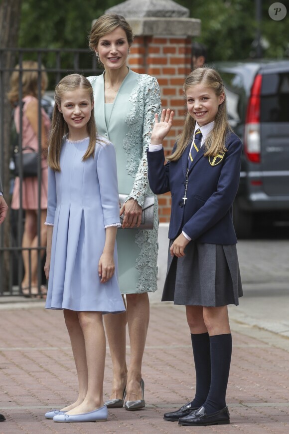 La reine Letizia d'Espagne et ses filles la princesse Leonor et l'infante Sofia lors de la première communion de l'infante Sofia d'Espagne, le 17 mai 2017 à Madrid.