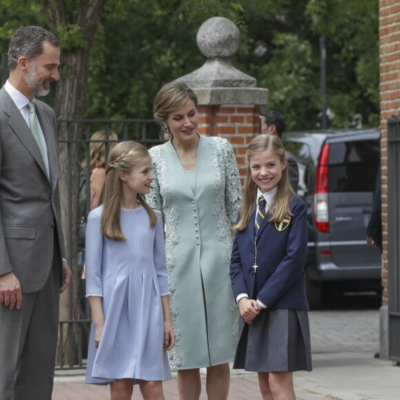 Le roi Felipe VI et la reine Letizia d'Espagne avec leurs filles la princesse Leonor des Asturies et l'infante Sofia lors de la première communion de l'infante Sofia, le 17 mai 2017 à Madrid.