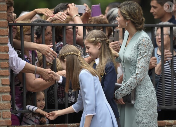 L'infante Sofia d'Espagne et la princesse Leonor des Asturies, avec leur mère la reine Letizia d'Espagne, saluent le public lors de la première communion de l'infante Sofia d'Espagne, le 17 mai 2017 à Madrid.