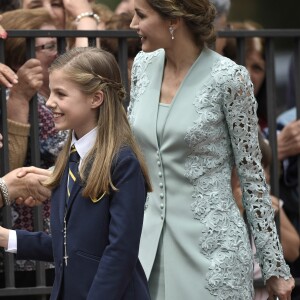 L'infante Sofia d'Espagne et la princesse Leonor des Asturies, avec leur mère la reine Letizia d'Espagne, saluent le public lors de la première communion de l'infante Sofia d'Espagne, le 17 mai 2017 à Madrid.