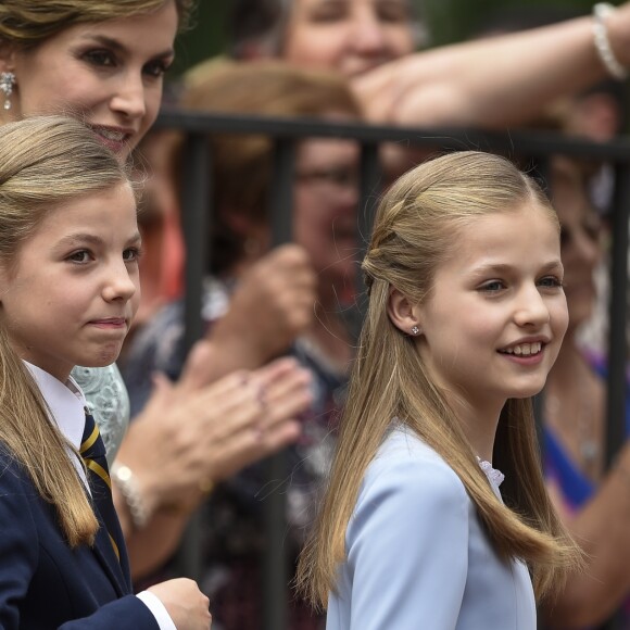 L'infante Sofia d'Espagne et la princesse Leonor des Asturies, avec leur mère la reine Letizia d'Espagne, saluent le public lors de la première communion de l'infante Sofia d'Espagne, le 17 mai 2017 à Madrid.