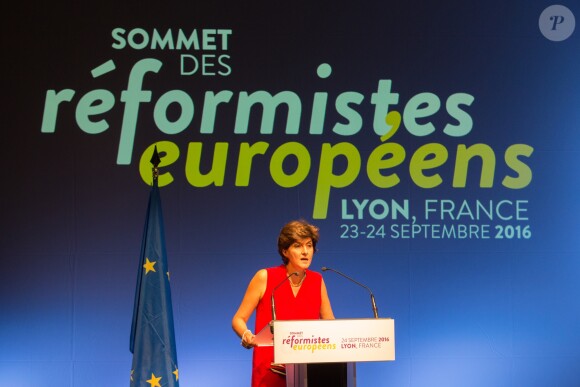 Sylvie Goulard, députée européenne, à la tribune du "Sommet des réformistes européens", tenu au musée des Confluences à Lyon, le 24 septembre 2016. © Vincent Dargent/Bestimage