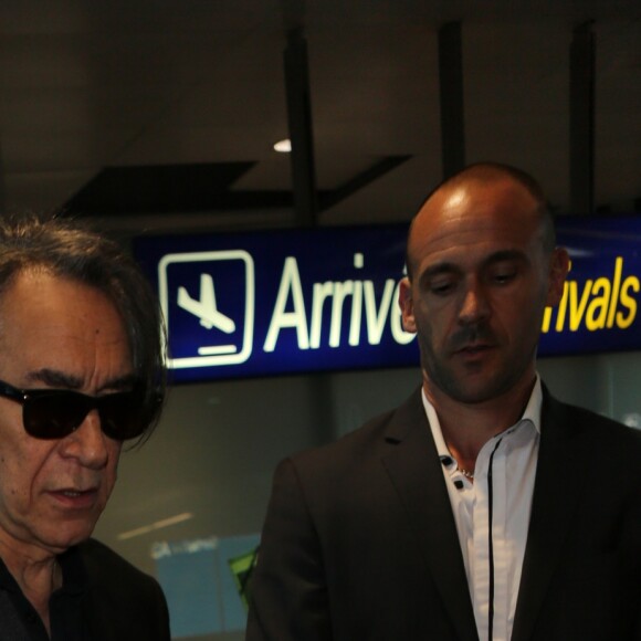 Richard Berry et sa femme Pascal Louange arrivent à l'aéroport de Nice dans le cadre du 70ème Festival International du Film de Cannes, le 17 mai 2017.