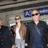 Richard Berry et sa femme Pascal Louange arrivent à l'aéroport de Nice dans le cadre du 70ème Festival International du Film de Cannes, le 17 mai 2017.