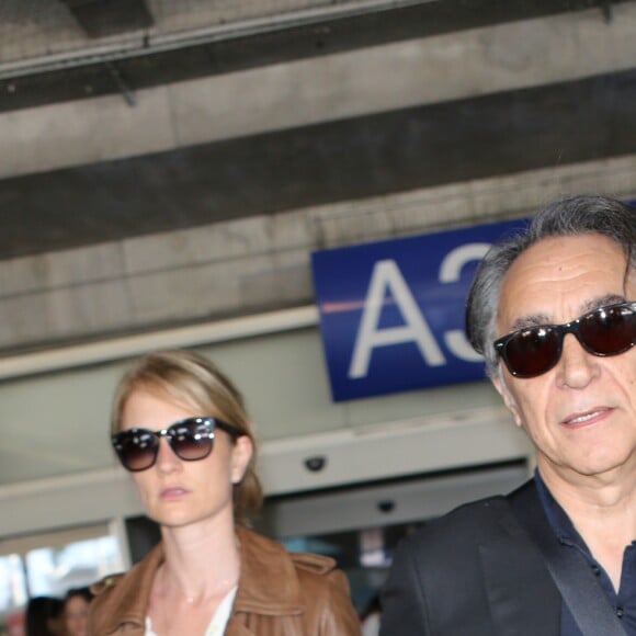 Richard Berry et sa femme Pascal Louange arrivent à l'aéroport de Nice dans le cadre du 70ème Festival International du Film de Cannes, le 17 mai 2017.