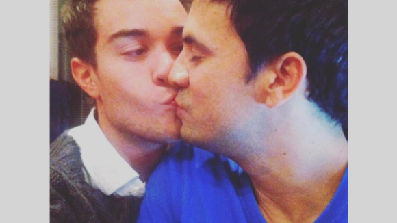 Alex Goude et son mari Romain s'embrassent contre l'homophobie