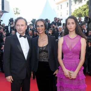 Vincent Perez, sa femme Karine Silla et leur fille Iman - Montée des marches du film "Les Fantômes d'Ismaël" lors de la cérémonie d'ouverture du 70ème Festival International du Film de Cannes. Le 17 mai 2017 © Borde-Jacovides-Moreau / Bestimage