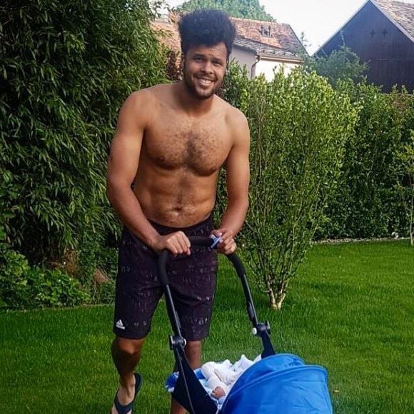 Jo-Wilifried Tsonga pose dans son jardin, avec son fils Sugar dans la poussette. Photo postée sur Twitter le 17 mai 2017.