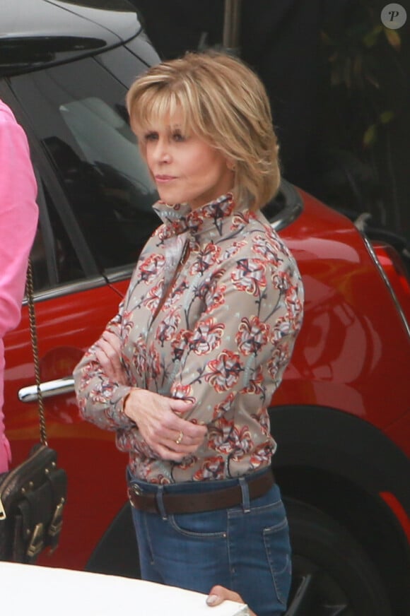 Jane Fonda sur le tournage du film "Grace and Frankie" à Malibu, le 16 mars 2017.