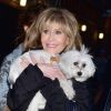 Jane Fonda à la sortie de l'émission "The Late Show with Stephen Colbert" avec son chien Tulea dans les bras à New York, le 27 mars 2017.