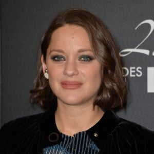 Marion Cotillard, enceinte, à la 22ème cérémonie des Lumières de la presse internationale au Théâtre de la Madeleine à Paris le 30 janvier 2017. © Veeren / Bestimage