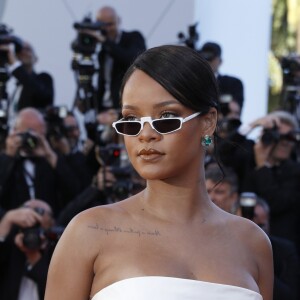 Rihanna shines bright like a diamond - Montée des marches du film "Okja"lors du 70ème Festival International du Film de Cannes. Le 19 mai 2017. © Borde-Jacovides-Moreau/Bestimage