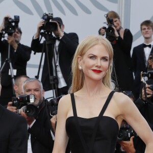 Nicole Kidman, habillée par Calvin Klein (bustier en satin et jupe en tulle de soie Calvin Klein By Appointment, et chaussures CALVIN KLEIN 205W39NYC) - Montée des marches du film "Mise à Mort du Cerf Sacré" lors du 70ème Festival International du Film de Cannes. Le 22 mai 2017. © Borde-Jacovides-Moreau/Bestimage