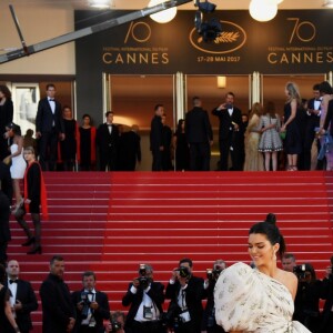 Kendall Jenner, habillée d'une robe Haute Couture Giambattista Valli, de chaussettes Wolford et de sandales argentées - Montée des marches pour le film "120 battements par minute" lors du 70ème Festival International du Film de Cannes. Le 20 mai 2017. © Borde-Jacovides-Moreau / Bestimage