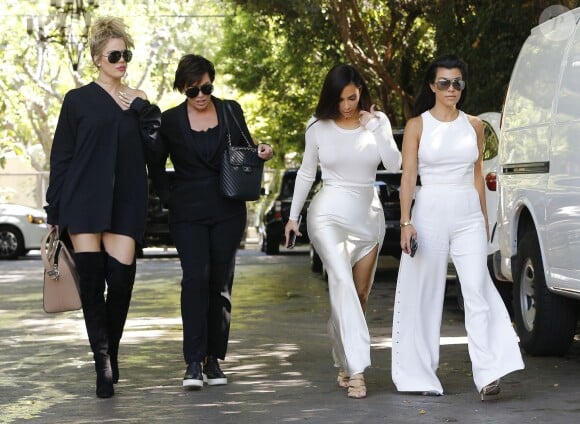 Kim, Kourtney, Khloé Kardashian et leur mère Kris Jenner lors du tournage de la télé-réalité "L'Incroyable Famille Kardashian" à Woodland Hills le 5 aout 2016.