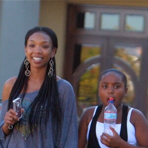 EXCLUSIF - BRANDY NORWOOD ET SA FILLE SY'RAI SMITH SE RENDENT A UN COURS DE HIP HOP A WOODLAND HILLS, LE 7 SEPTEMBRE 2012. BRANDY EST ENSUITE ALLEE DEJEUNER AVEC UNE AMIE. LORSQU'ELLE EST REPARTIE AU VOLANT DE SA VOITURE, ELLE A ECRIT UN SMS A UN FEU ROUGE… LE 30 DECEMBRE 2006, BRANDY AVAIT TUE UN CONDUCTEUR CAR ELLE N'AVAIT PAS FAIT ATTENTION A SA CONDUITE A CAUSE DE L'ENVOI D'UN SMS.  EXCLUSIVE - FOR GERMANY CALL FOR PRICE - PLEASE HIDE CHILDREN'S FACE PRIOR TO THE PUBLICATION - Singer Brandy Norwood (sans make-up) attends a hip hop class in Woodland Hills, Ca., with 10-year old daughter Sy'rai Smith. Norwood, 31, later had lunch with a female friend and then drove off, when we snapped her texting at a stoplight. On December 30, 2006, Brandy Norwood killed another driver when it was alleged she was texting while driving and not paying attention to the stopped traffic in front of her on the freeway.07/09/2012 - WOODLAND HILLS