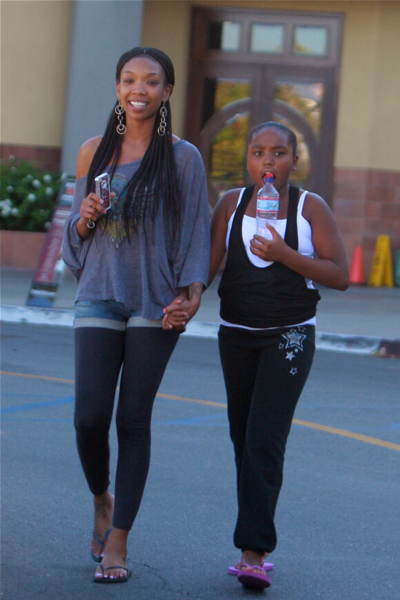 EXCLUSIF - BRANDY NORWOOD ET SA FILLE SY'RAI SMITH SE RENDENT A UN COURS DE HIP HOP A WOODLAND HILLS, LE 7 SEPTEMBRE 2012. BRANDY EST ENSUITE ALLEE DEJEUNER AVEC UNE AMIE. LORSQU'ELLE EST REPARTIE AU VOLANT DE SA VOITURE, ELLE A ECRIT UN SMS A UN FEU ROUGE… LE 30 DECEMBRE 2006, BRANDY AVAIT TUE UN CONDUCTEUR CAR ELLE N'AVAIT PAS FAIT ATTENTION A SA CONDUITE A CAUSE DE L'ENVOI D'UN SMS.  EXCLUSIVE - FOR GERMANY CALL FOR PRICE - PLEASE HIDE CHILDREN'S FACE PRIOR TO THE PUBLICATION - Singer Brandy Norwood (sans make-up) attends a hip hop class in Woodland Hills, Ca., with 10-year old daughter Sy'rai Smith. Norwood, 31, later had lunch with a female friend and then drove off, when we snapped her texting at a stoplight. On December 30, 2006, Brandy Norwood killed another driver when it was alleged she was texting while driving and not paying attention to the stopped traffic in front of her on the freeway.07/09/2012 - WOODLAND HILLS