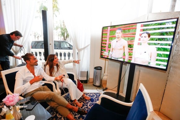 Exclusif - Julien Guirado et sa compagne Martika regardent la diffusion de l'émission "Moundir et les Apprentis Aventuriers 2" dans laquelle ils ont participé dans l'hôtel InterContinental Carlton lors du 70ème Festival International du Film de Cannes, France, le 22 mai 2017. © Philippe Doignon/Bestimage