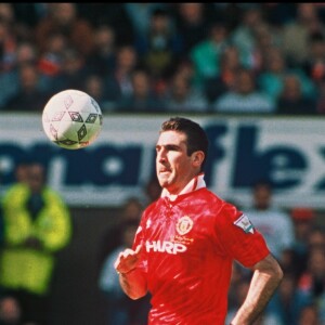 Eric Cantona sous le maillot de Manchester United en 1994 lors de la Ligue des Champions.