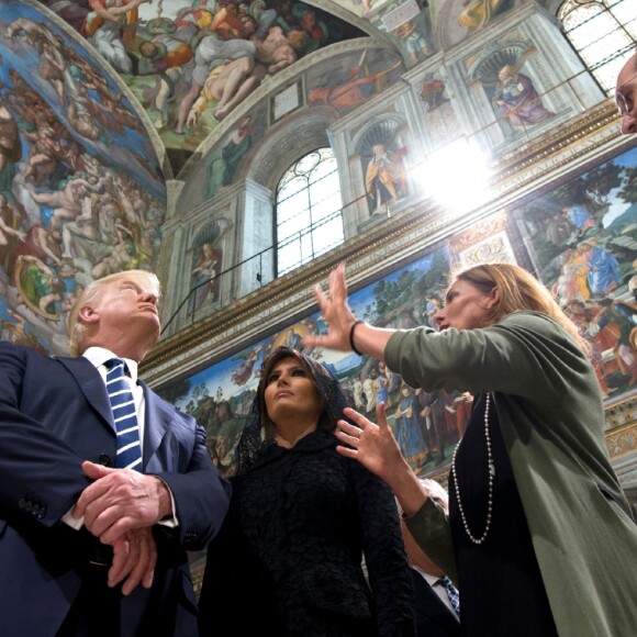 Donald Trump et sa femme Melania visitent la Chapelle Sixtine au Vatican, le 24 mai 2017