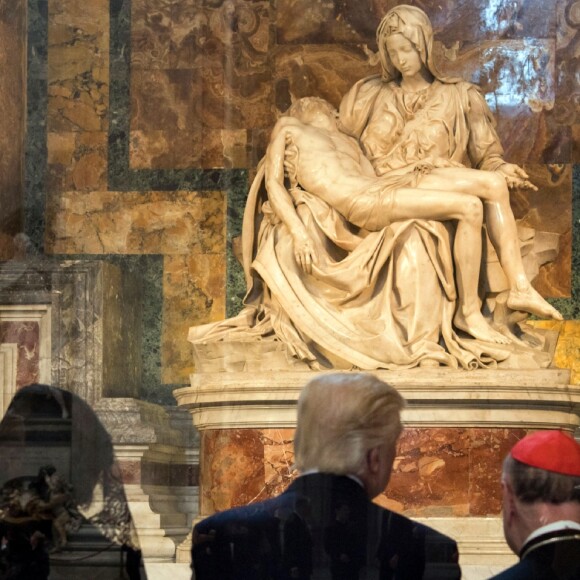 Donald Trump et sa femme Melania visitent la Chapelle Sixtine au Vatican, le 24 mai 2017