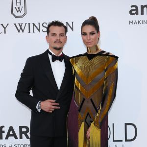 Juan Arbelaez et sa compagne Laury Thilleman - Photocall de la soirée "24th edition of AmfAR's Cinema Against AIDS" Gala à l'hôtel de l'Eden Roc au Cap d'Antibes, le 25 mai 2017, lors du 70 ème Festival International du Film de Cannes. © Borde-Jacovides-Moreau / Bestimage