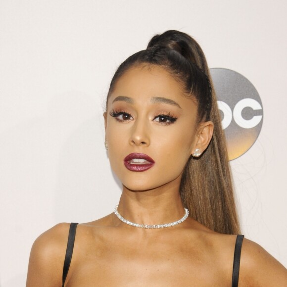 Ariana Grande sur le tapis rouge du 2016 American Music Awards au théâtre Microsoft à Los Angeles, le 20 novembre 2016