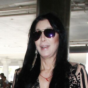 La chanteuse Cher arrive à l'aéroport de Los Angeles pour prendre un vol, le 23 juin 2015.