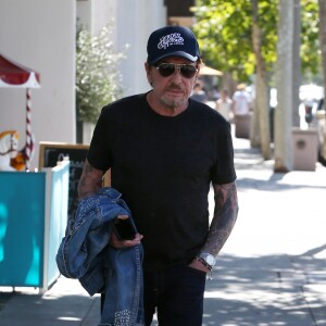 Johnny Hallyday quitte une pizzeria au volant de sa nouvelle Lamborghini Aventador à Brentwood pendant que sa femme Laeticia fait du shopping avec sa fille Jade dans Santa Monica le 20 mai 2017.