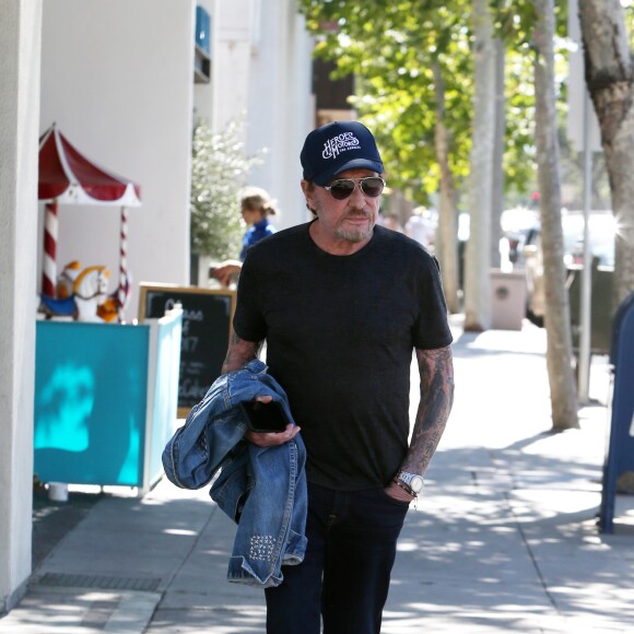 Johnny Hallyday quitte une pizzeria au volant de sa nouvelle Lamborghini Aventador à Brentwood pendant que sa femme Laeticia fait du shopping avec sa fille Jade dans Santa Monica le 20 mai 2017.