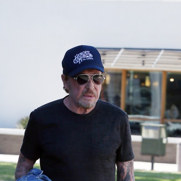 Johnny Hallyday quitte une pizzeria au volant de sa nouvelle Lamborghini Aventador à Brentwood pendant que sa femme Laeticia fait du shopping avec sa fille Jade dans Santa Monica le 20 mai 2017.