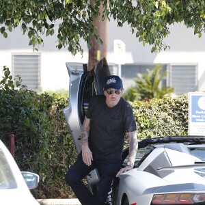 Johnny Hallyday quitte une pizzeria au volant de sa nouvelle Lamborghini Aventador à Brentwood pendant que sa femme Laeticia fait du shopping avec sa fille Jade dans Santa Monica le 20 mai 2017.