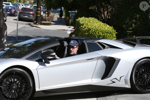 Johnny Hallyday quitte une pizzeria au volant de sa nouvelle Lamborghini Aventador à Brentwood pendant que sa femme Laeticia fait du shopping avec sa fille Jade dans Santa Monica le 20 mai 2017.