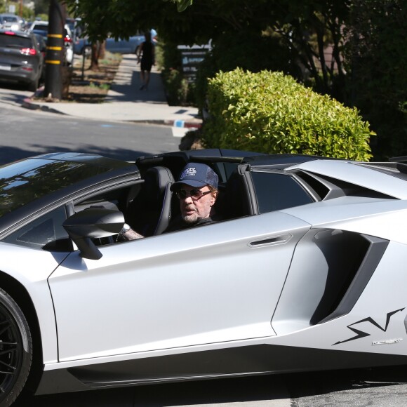 Johnny Hallyday quitte une pizzeria au volant de sa nouvelle Lamborghini Aventador à Brentwood pendant que sa femme Laeticia fait du shopping avec sa fille Jade dans Santa Monica le 20 mai 2017.