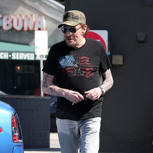 Exclusif - Johnny Hallyday a déjeuné au restaurant 26 Beach à Venice avec son ami Jean-Claude Darmon et son manager Sébastien Farran le 22 avril 2017.