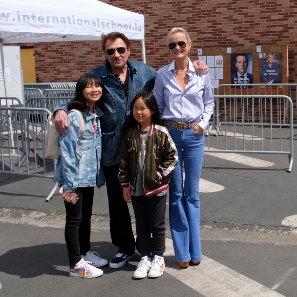 Exclusif - Johnny Hallyday, sa femme Laeticia et leurs filles Jade et Joy au bureau de vote de Los Angeles pour les élections présidentielles françaises de 2017. Le 6 mai 2017 © Chris Delmas / Bestimage