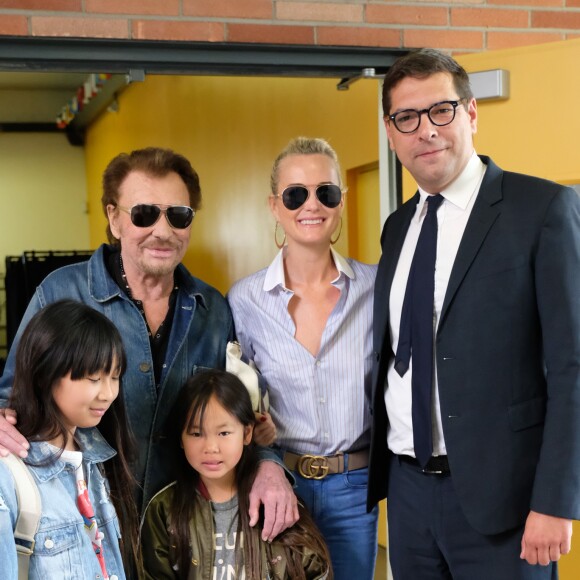 Exclusif - Johnny Hallyday, sa femme Laeticia et leurs filles Jade et Joy, et le consul général de France à Los Angeles Christophe Lemoine au bureau de vote de Los Angeles pour les élections présidentielles françaises de 2017. Le 6 mai 2017 © Chris Delmas / Bestimage