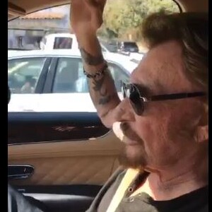 Johnny Hallyday s'amuse sur le titre "Bon appétit" de Katy Perry en voiture à Los Angeles, le 28 mai 2017.