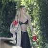 Bella Thorne à la sortie d'une fête privée en soutien gorge et bas de jogging à Los Angeles, le 28 mai 2017