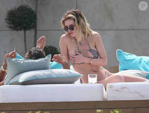 Bella Thorne se relaxe au bord d'une piscine en compagnie de Scott Disick et de sa soeur Dani Thorne lors du 70ème Festival International du Film de Cannes, le 24 mai 2017