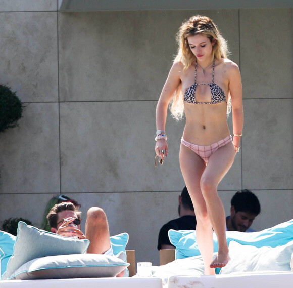 Bella Thorne se relaxe au bord d'une piscine en compagnie de son compagnon Scott Disick et de sa soeur Dani Thorne lors du 70ème Festival International du Film de Cannes, le 24 mai 2017