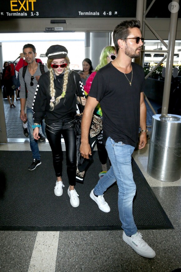 Bella Thorne arrive à l'aéroport de LAX accompagnée de Scott Disick et de sa soeur Dani Thorne pour prendre l’avion en direction de Cannes, le 22 mai 2017
