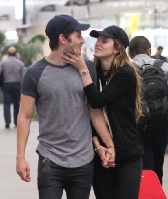 Bella Thorne et Gregg Sulkin à l’aéroport de Mexico. Elle porte une bague en diamant à l’annulaire gauche. Le 1er juin 2016