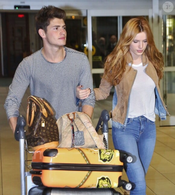Bella Thorne et Gregg Sulkin arrivent à l'aéroport de Vancouver le 12 octobre 2015.