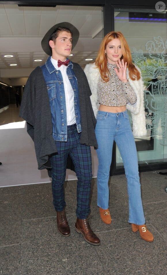 Bella Thorne et Gregg Sulkin - Arrivée des people au défilé Topshop lors de la fashion week à Londres, le 20 septembre 2015.
