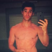 Darren Criss : Nu sur la Toile, le beau gosse fait rougir ses fans...