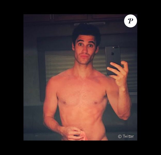 Darren Criss pose nu sur Twitter, le 30 mai 2017