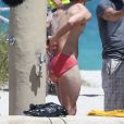 Exclusif - L'acteur Darren Criss en maillot de bain sur le tournage de la nouvelle série "ACS : Versace" sur une plage à Miami, le 4 mai 2017