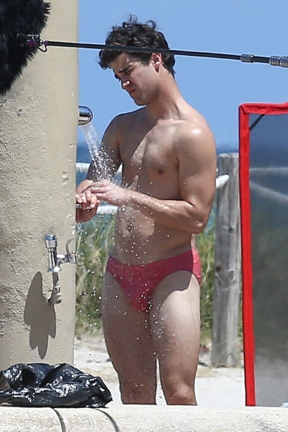 Exclusif - L'acteur Darren Criss en maillot de bain sur le tournage de la nouvelle série "ACS : Versace" sur une plage à Miami, le 4 mai 2017